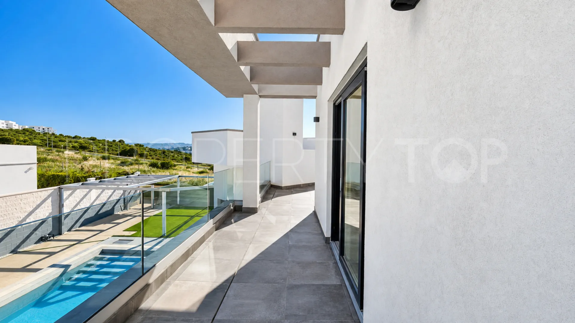 Villa a la venta con 4 dormitorios en Estepona