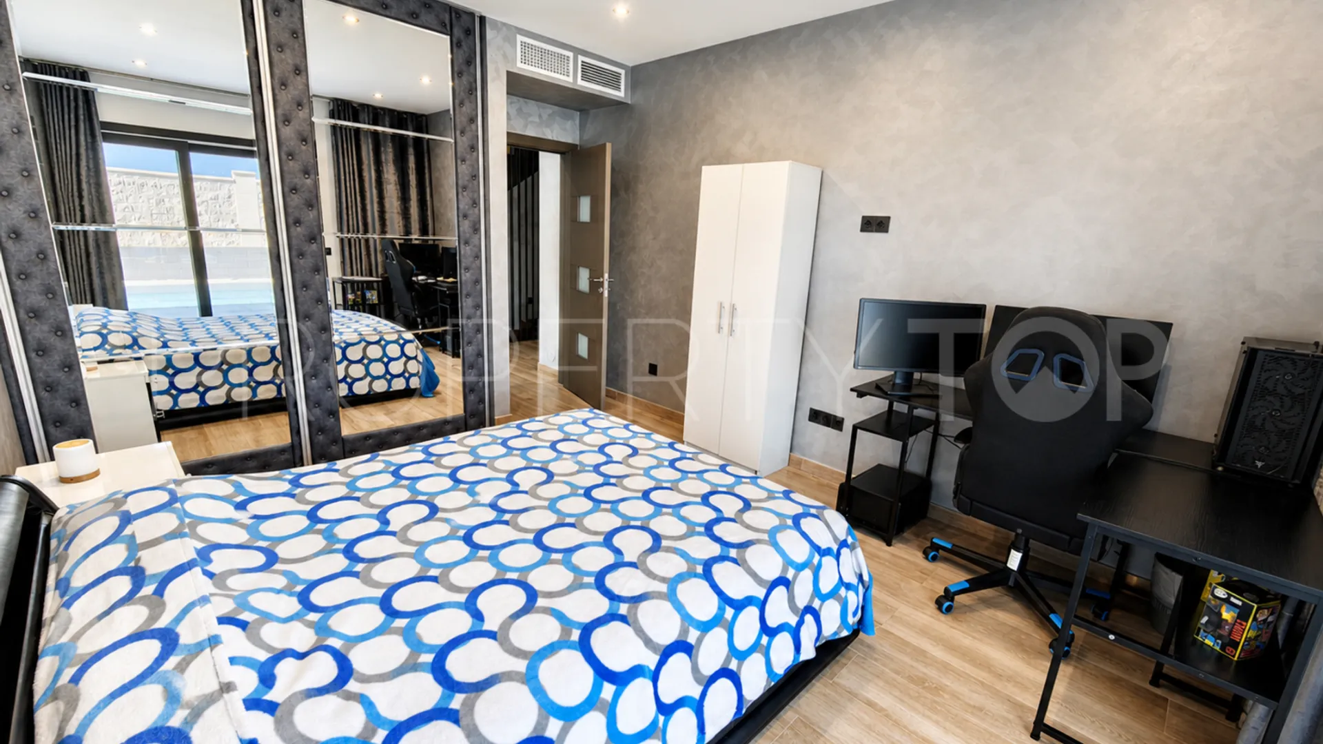 Villa a la venta con 4 dormitorios en Estepona