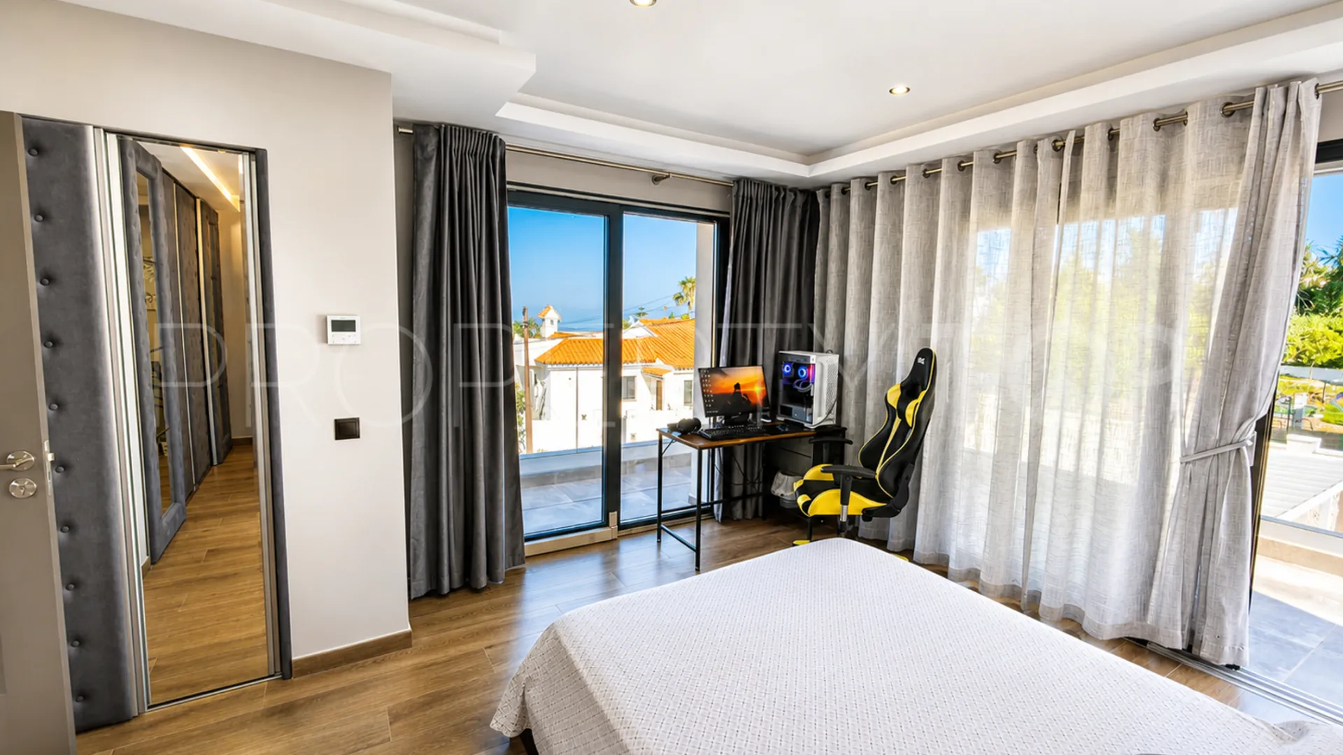 Villa a la venta con 4 dormitorios en Estepona