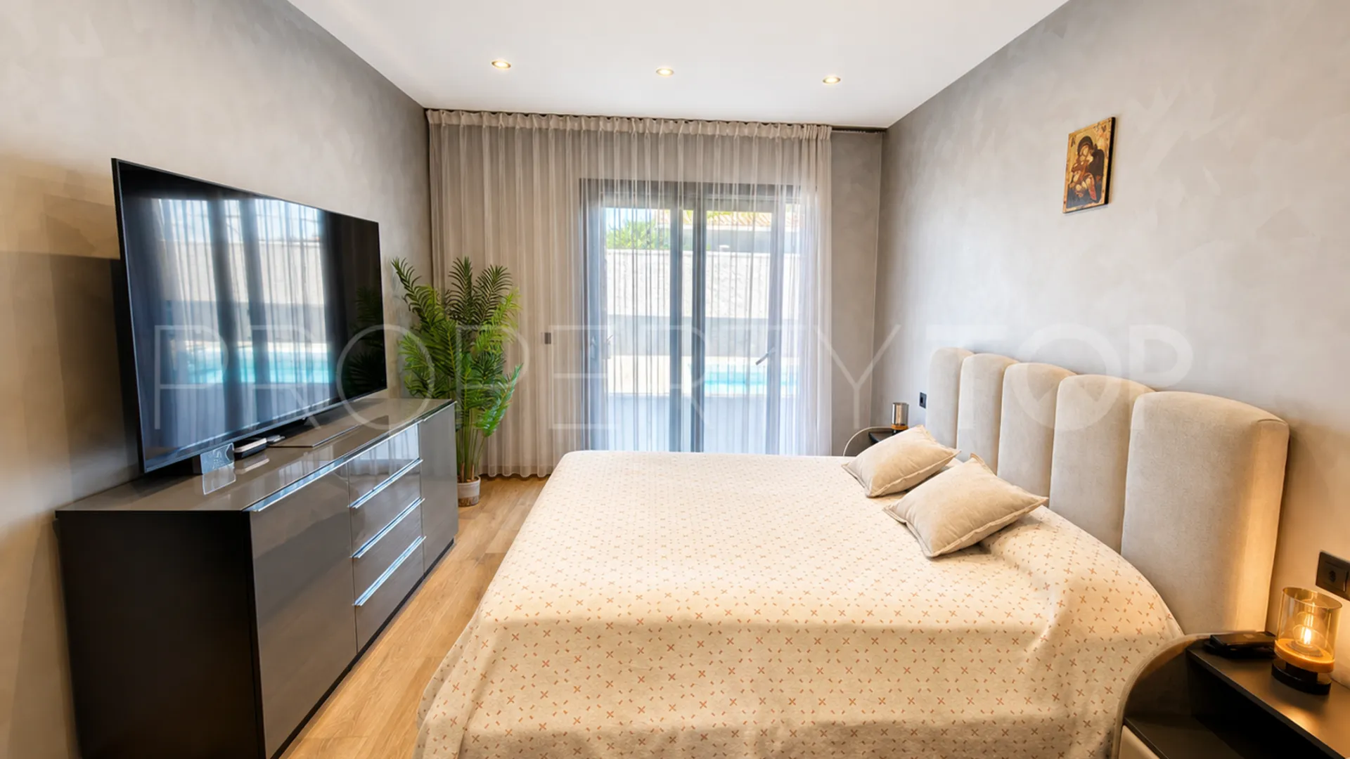 Villa a la venta con 4 dormitorios en Estepona