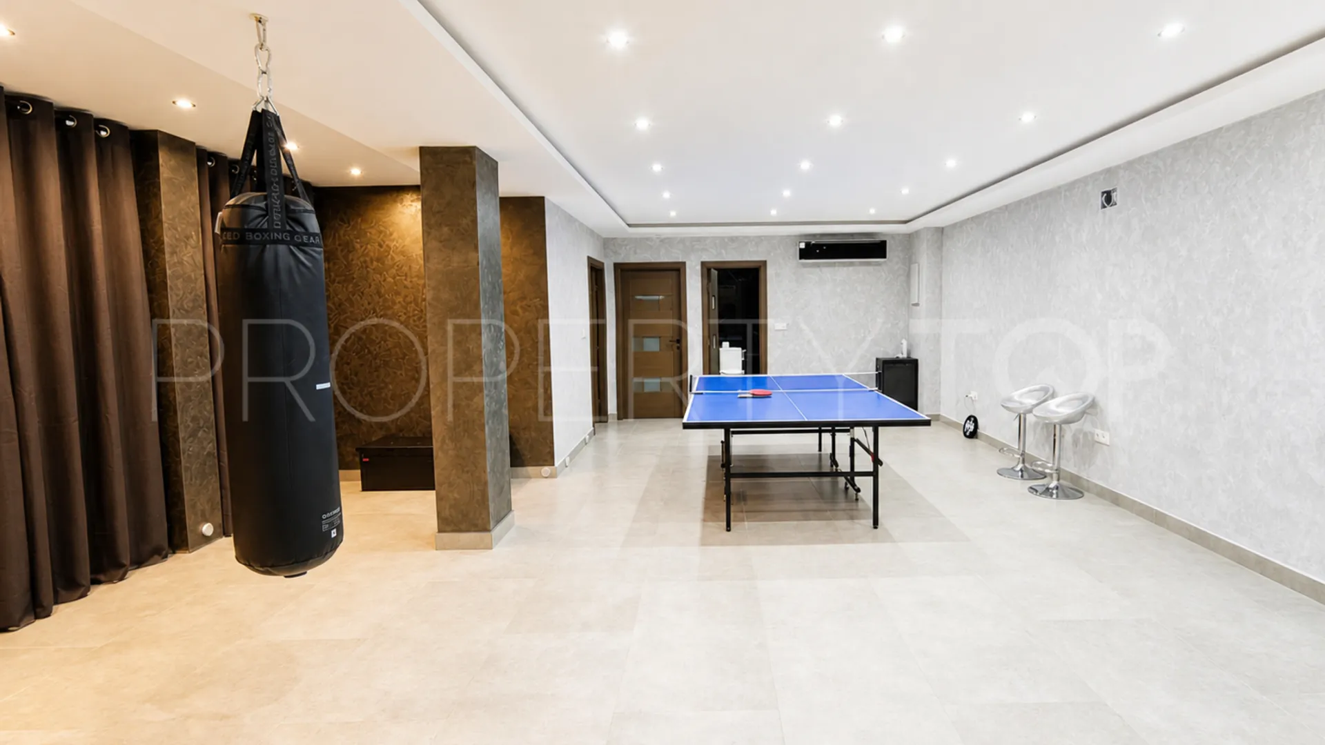 Villa a la venta con 4 dormitorios en Estepona