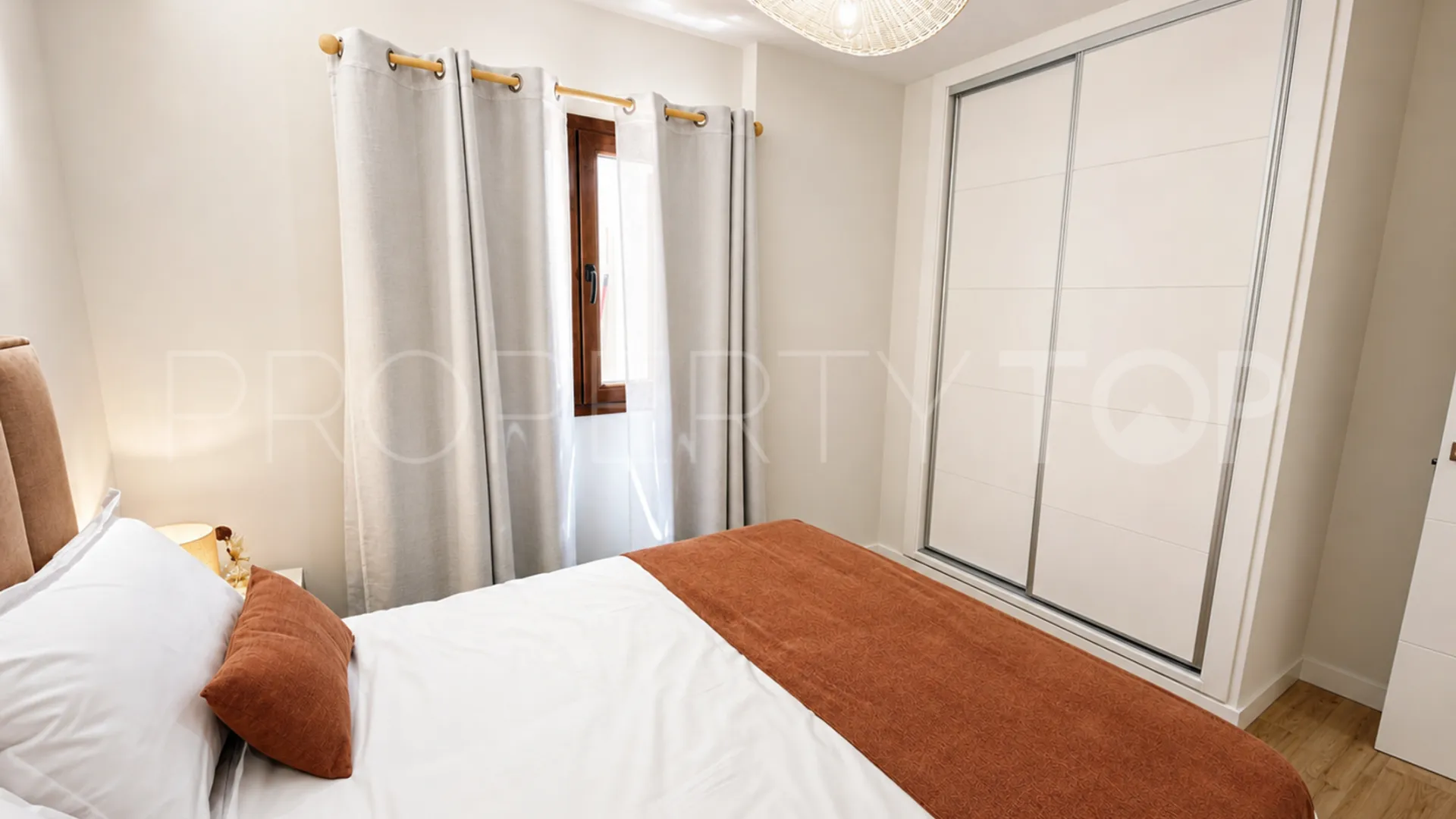 Puerto La Duquesa apartment for sale