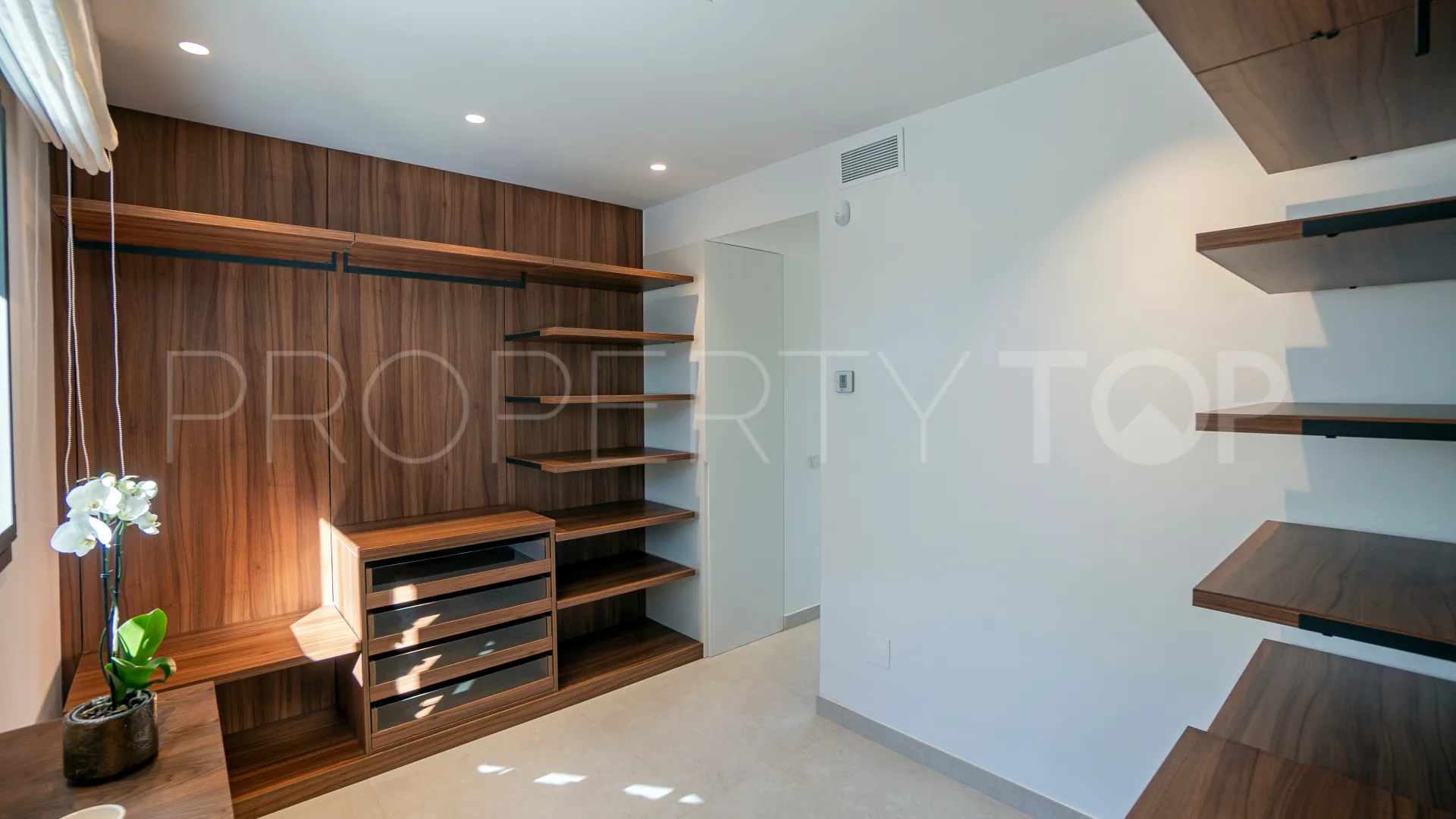 For sale Nueva Andalucia villa with 4 bedrooms