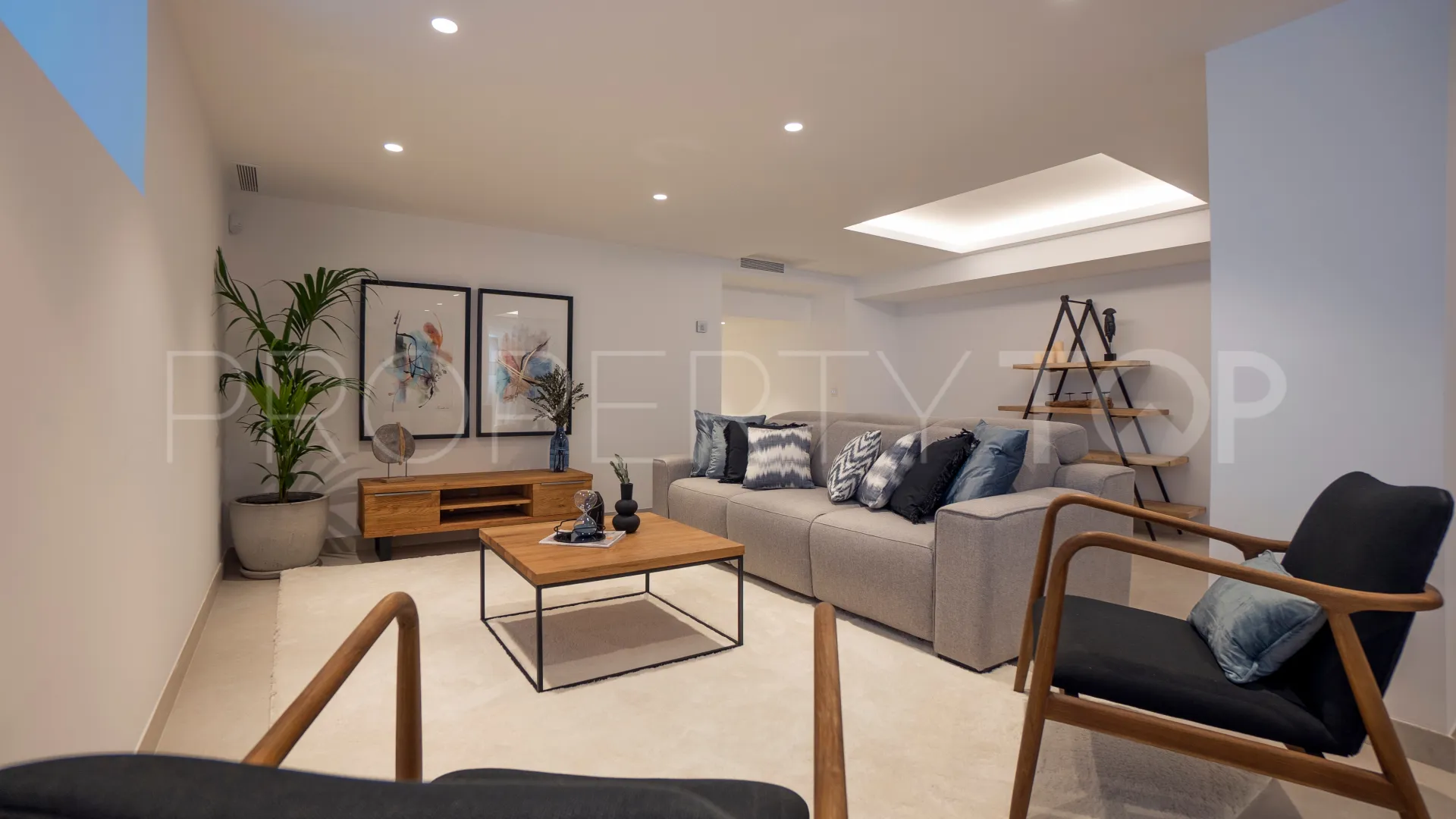 For sale Nueva Andalucia villa with 4 bedrooms