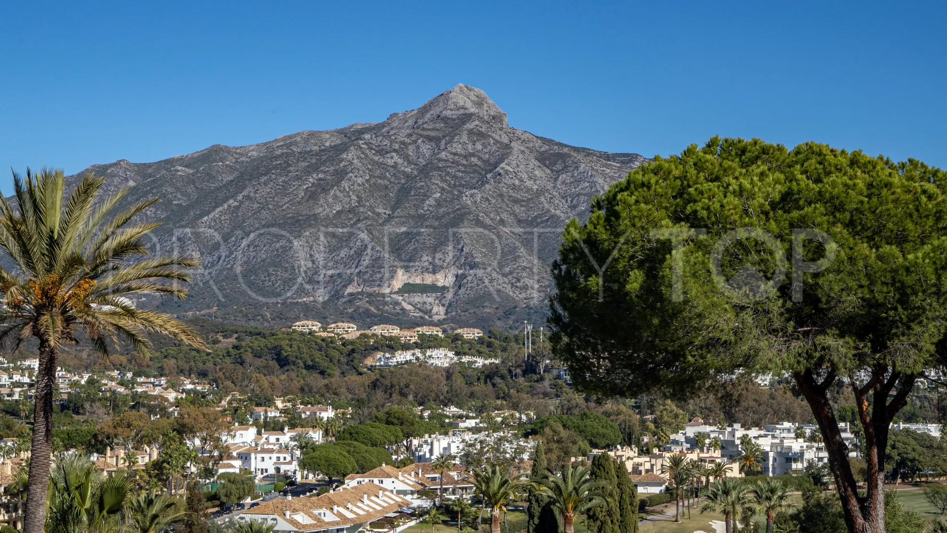 For sale Nueva Andalucia villa with 4 bedrooms