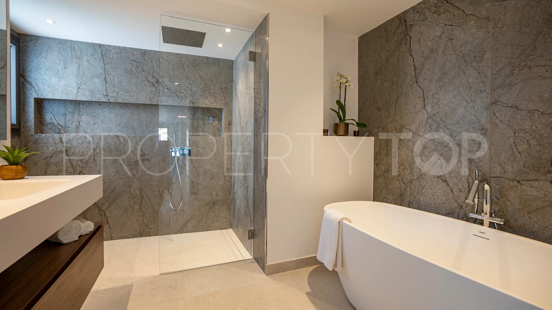 For sale Nueva Andalucia villa with 4 bedrooms
