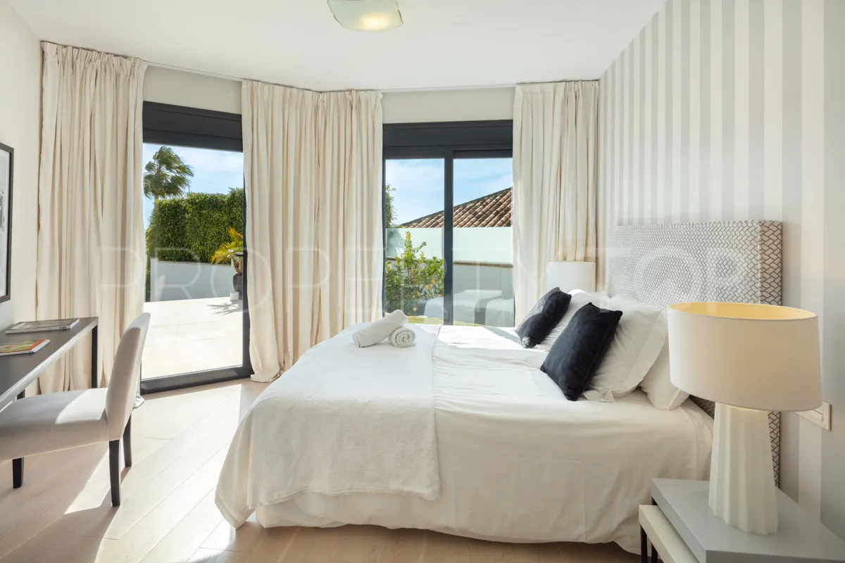 5 bedrooms villa for sale in Nueva Andalucia