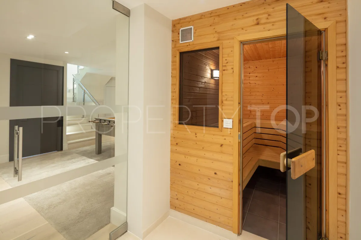 5 bedrooms villa for sale in Nueva Andalucia