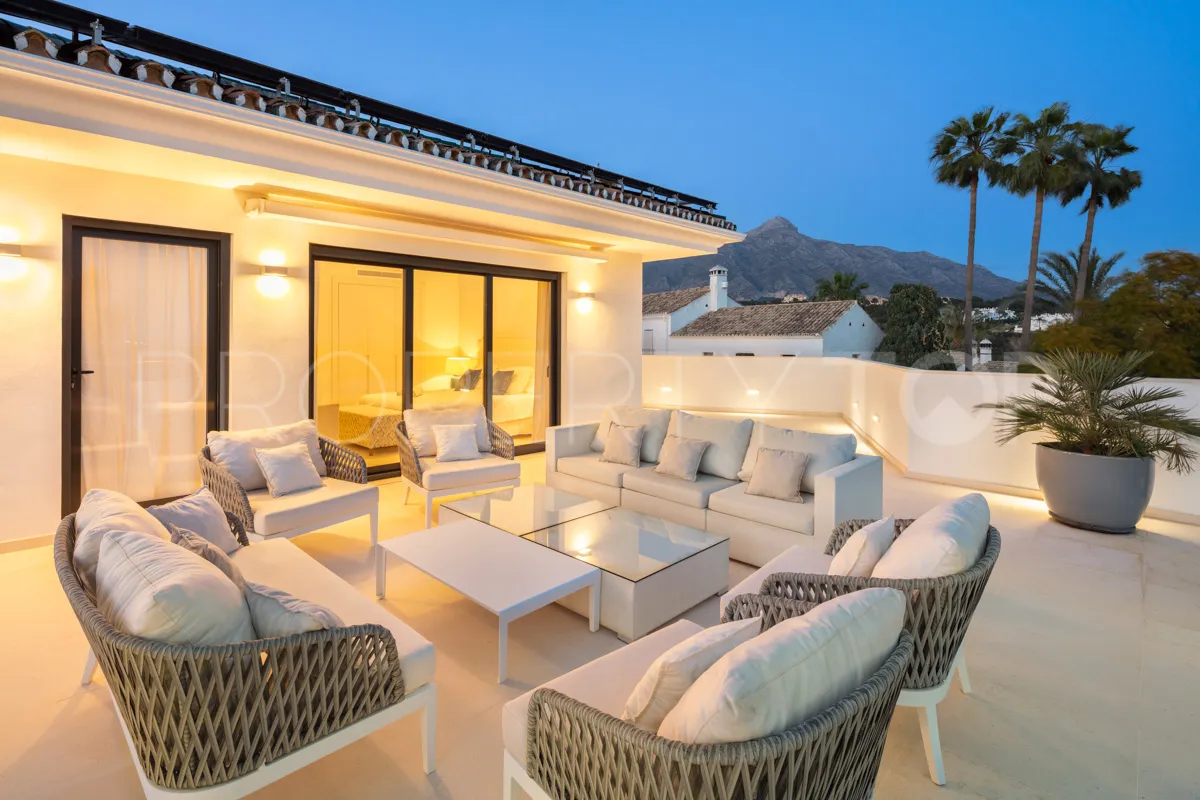 5 bedrooms villa for sale in Nueva Andalucia