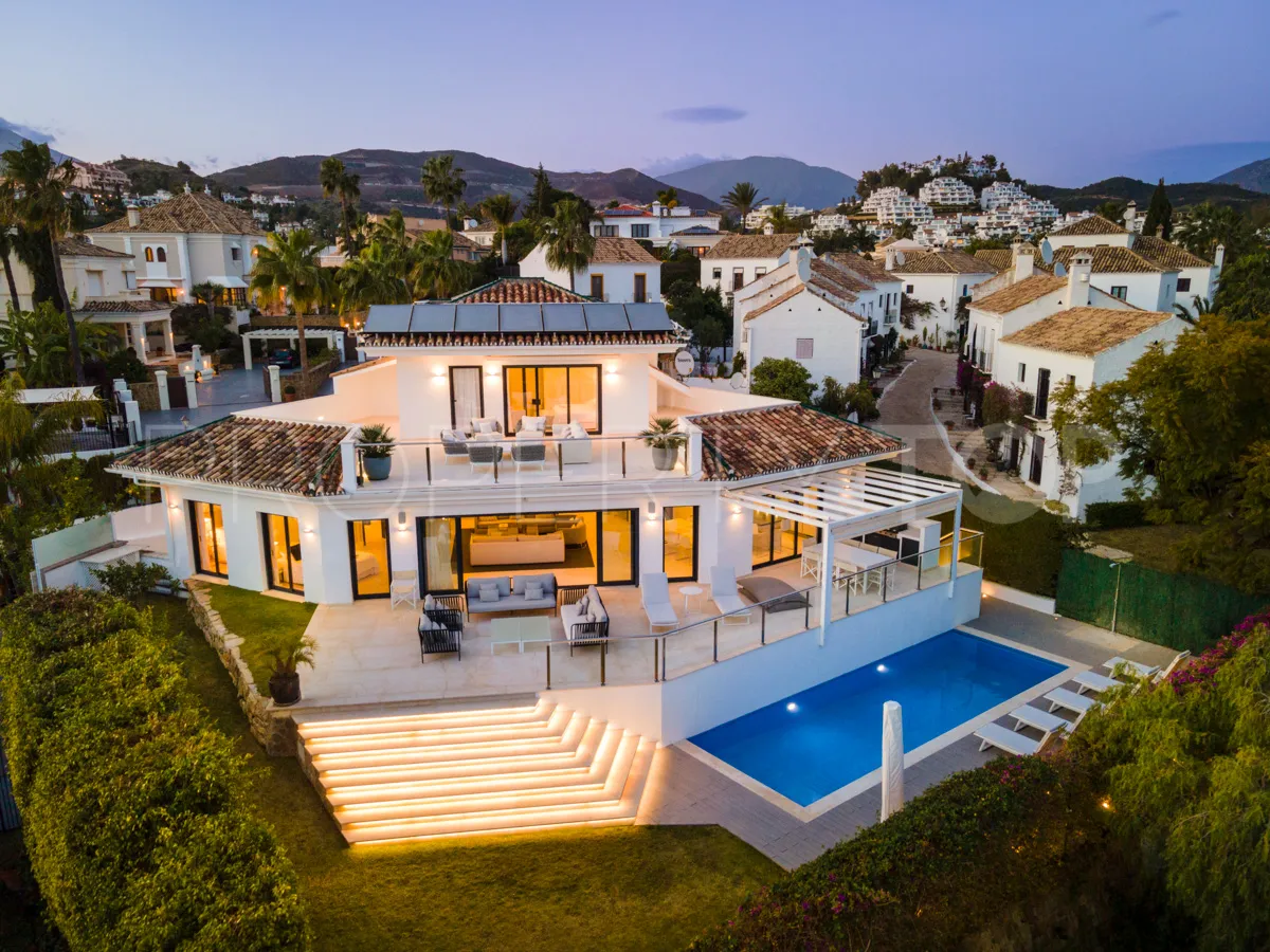5 bedrooms villa for sale in Nueva Andalucia