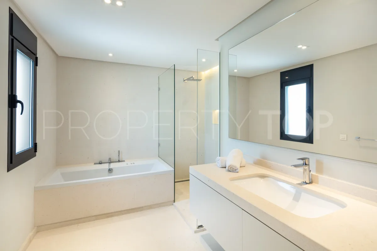 5 bedrooms villa for sale in Nueva Andalucia