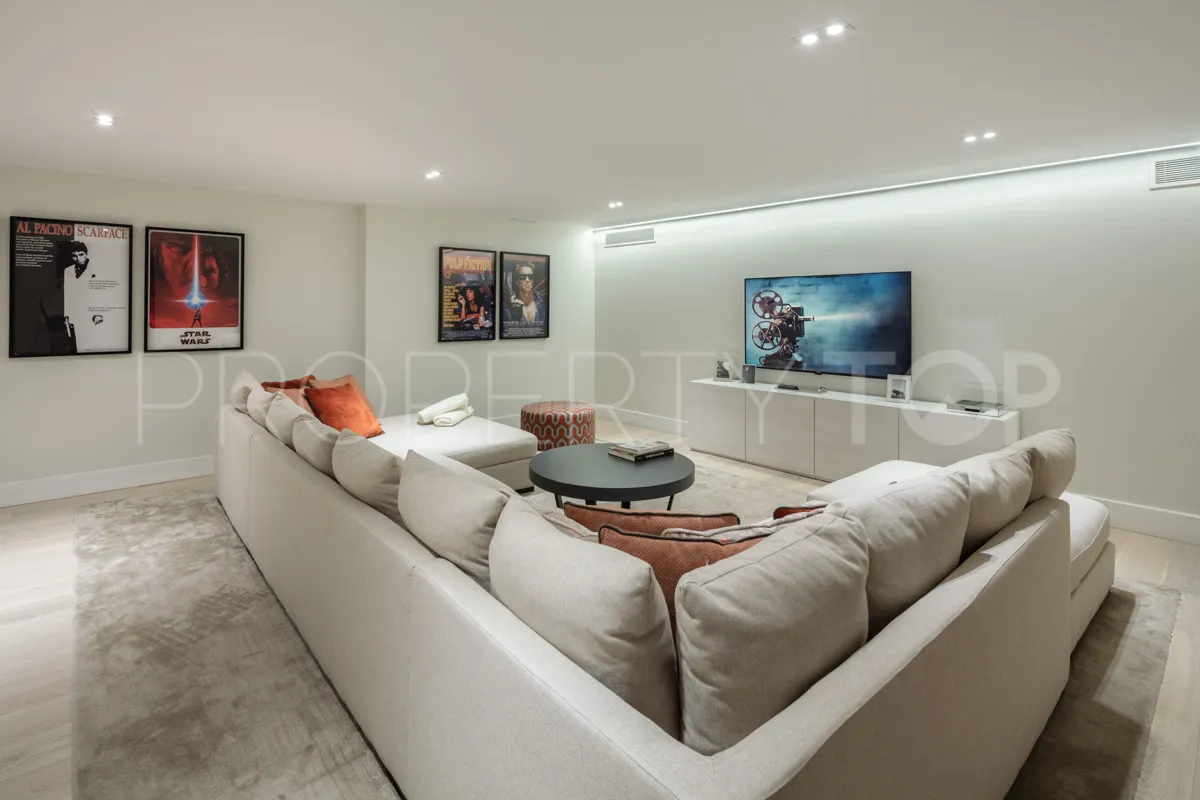 5 bedrooms villa for sale in Nueva Andalucia