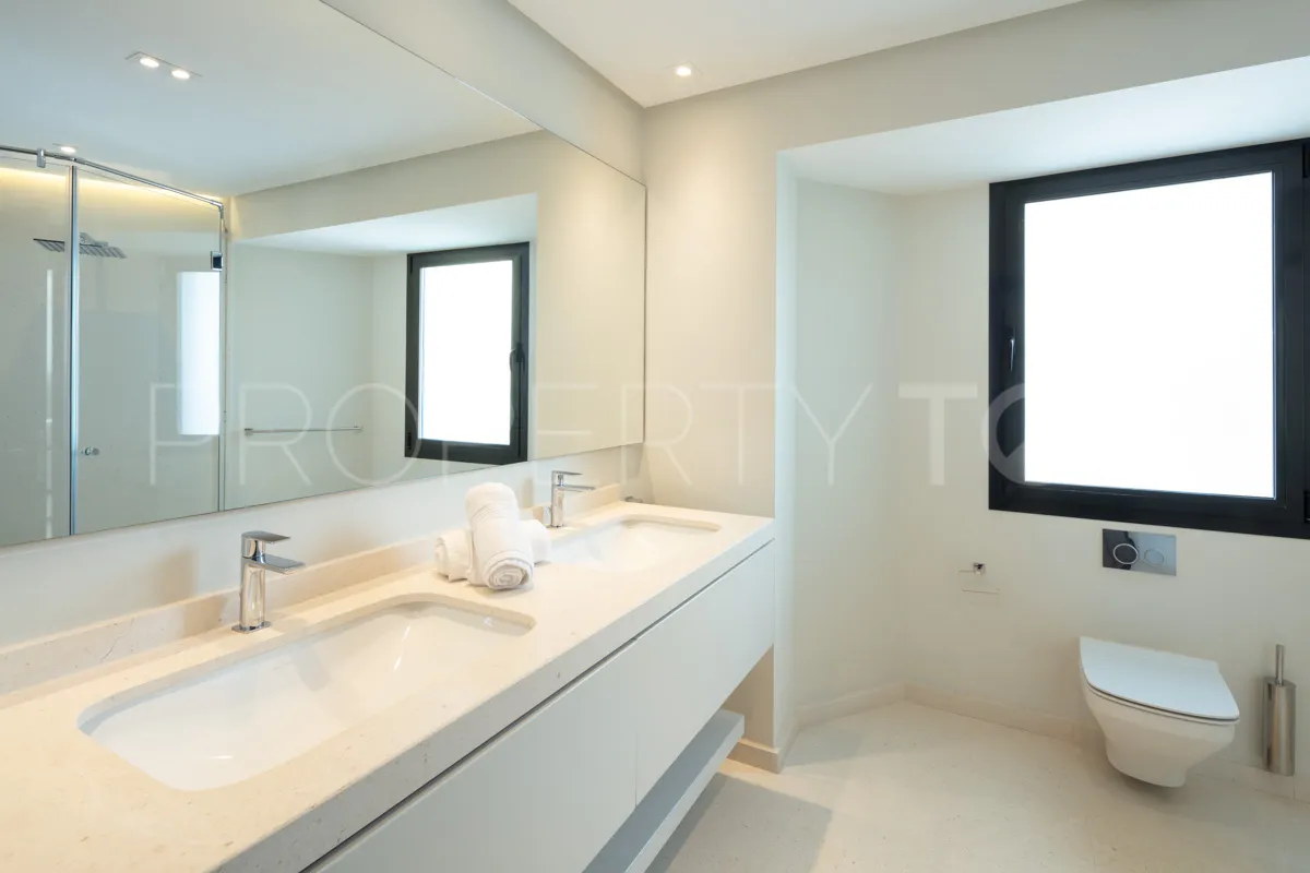 5 bedrooms villa for sale in Nueva Andalucia