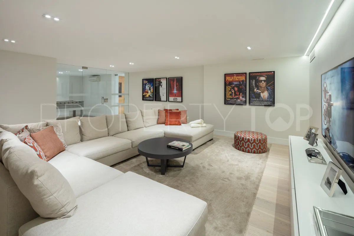 5 bedrooms villa for sale in Nueva Andalucia