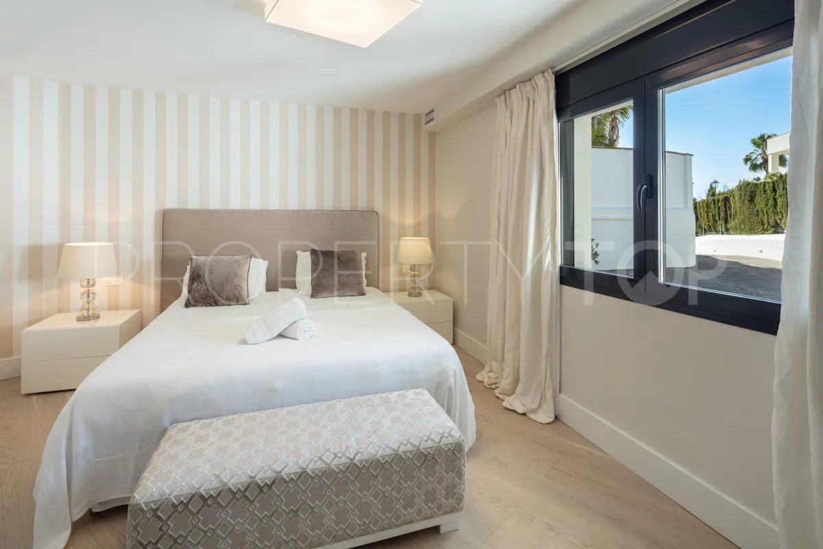 5 bedrooms villa for sale in Nueva Andalucia