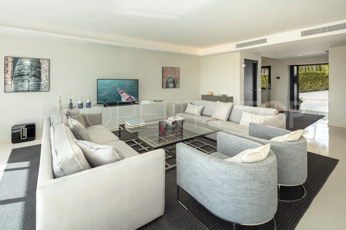 5 bedrooms villa for sale in Nueva Andalucia