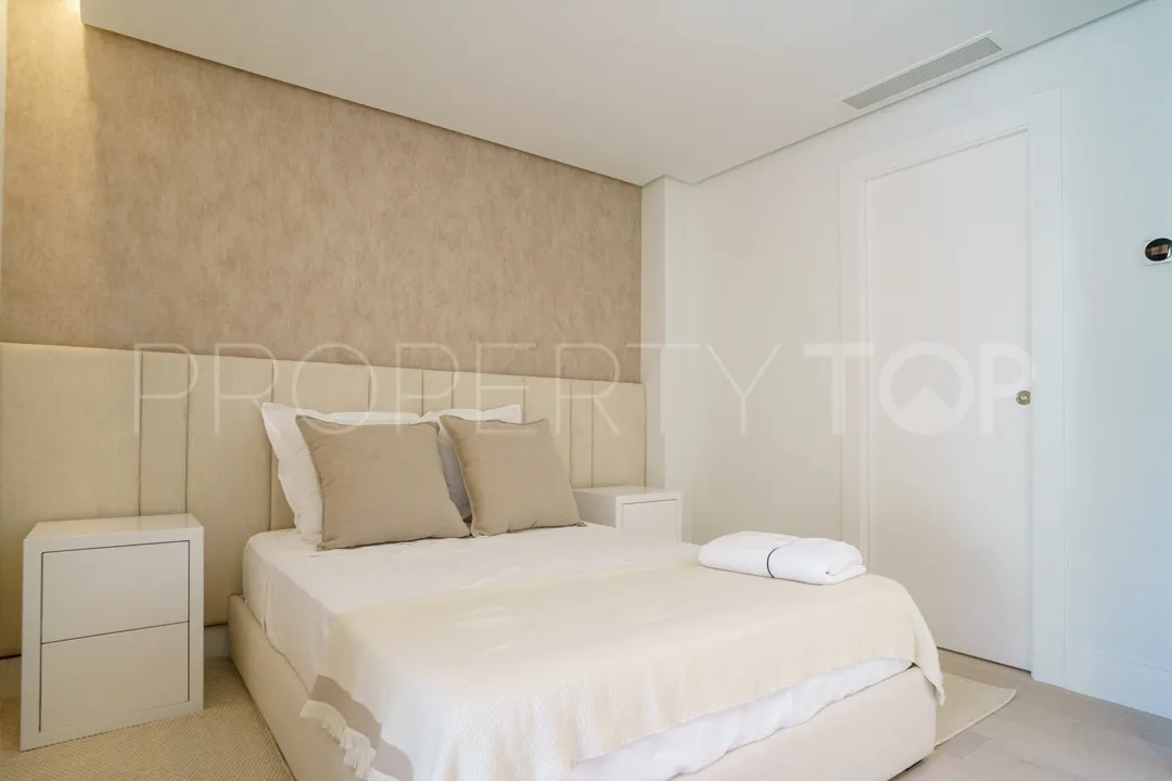 Villa for sale in Nueva Andalucia