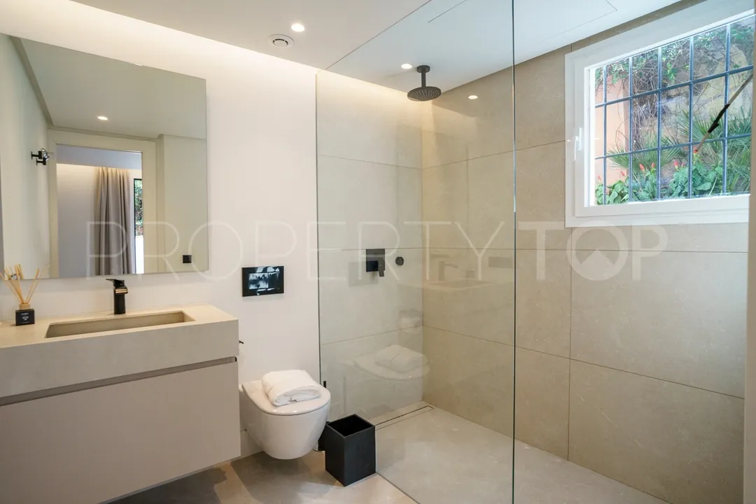 Villa for sale in Nueva Andalucia