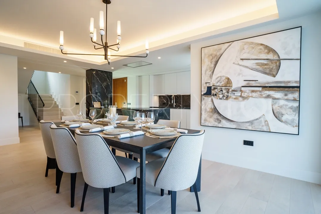 Villa for sale in Nueva Andalucia