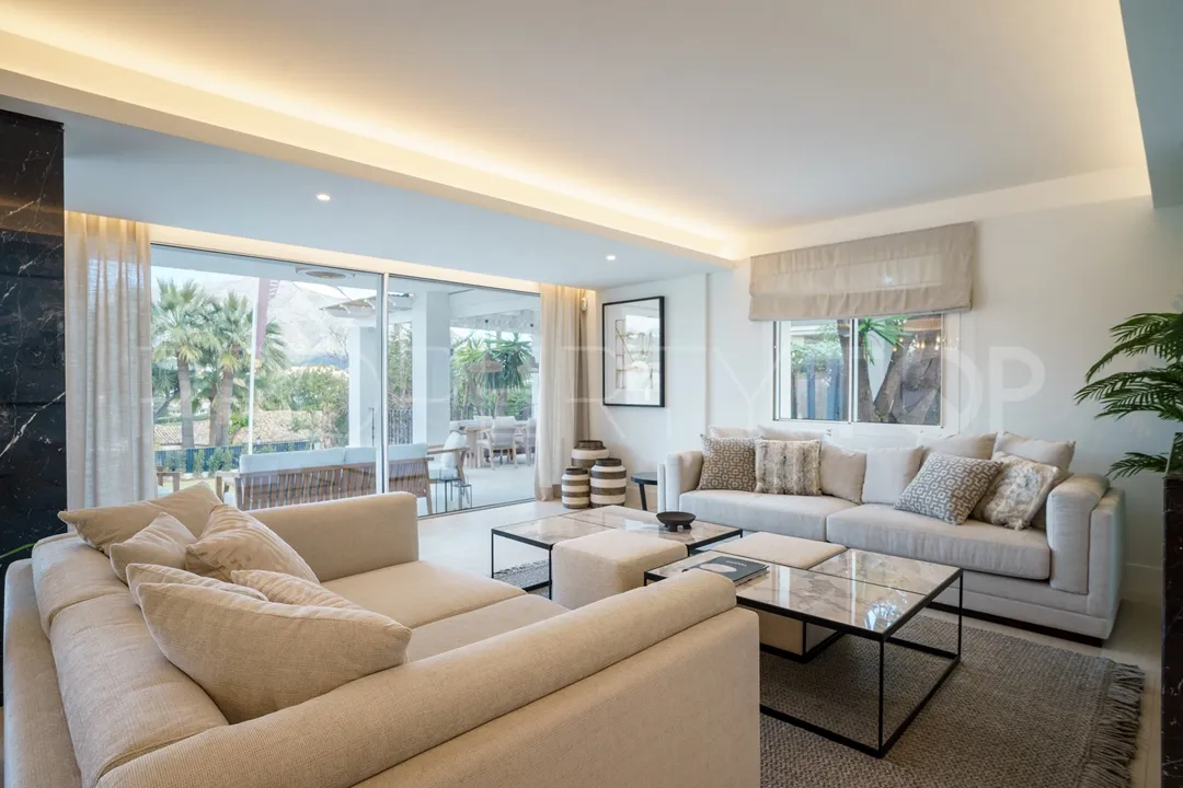 Villa for sale in Nueva Andalucia