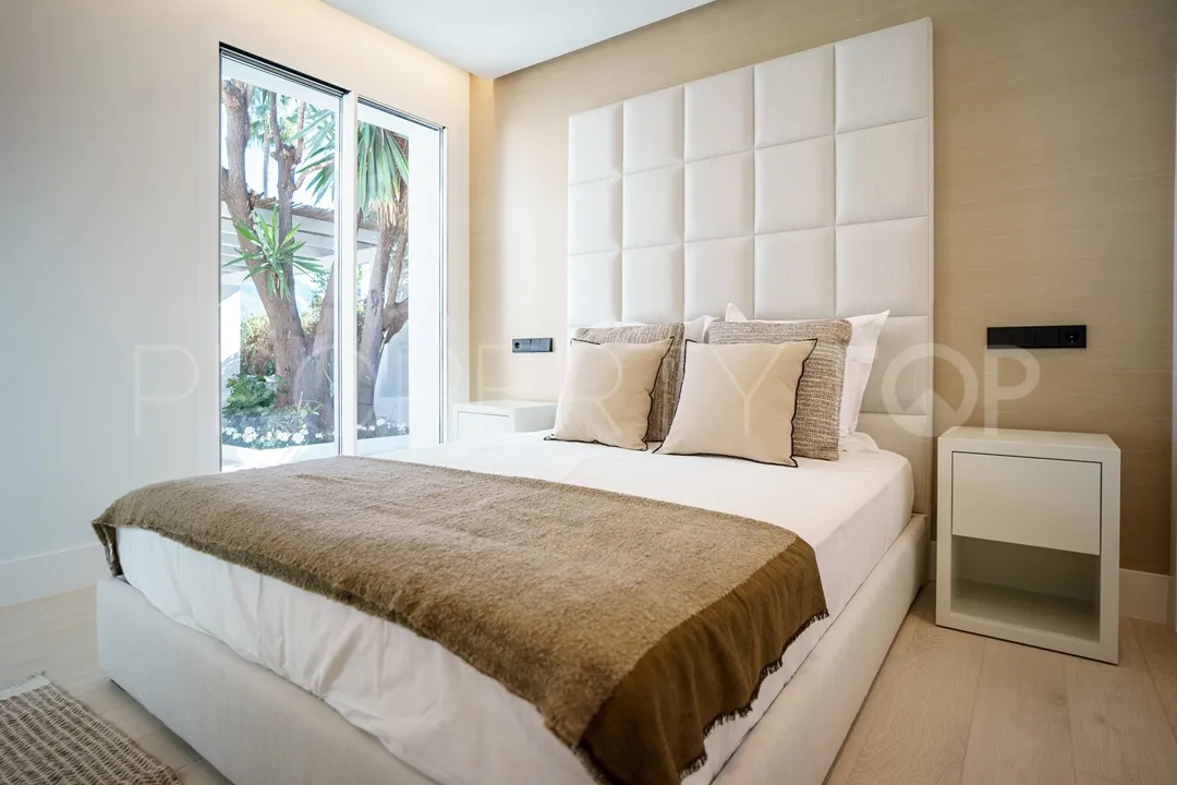 Villa for sale in Nueva Andalucia