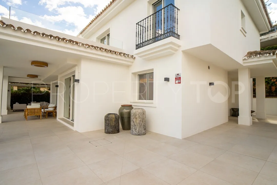 Villa for sale in Nueva Andalucia