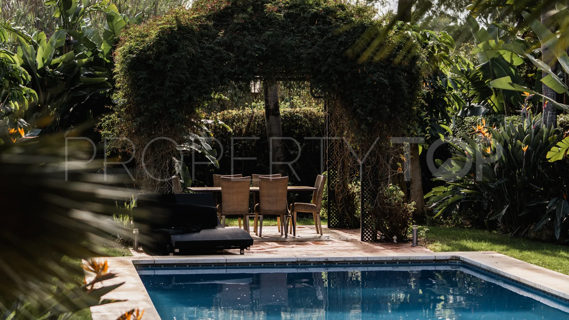 6 bedrooms semi detached villa for sale in Nueva Andalucia