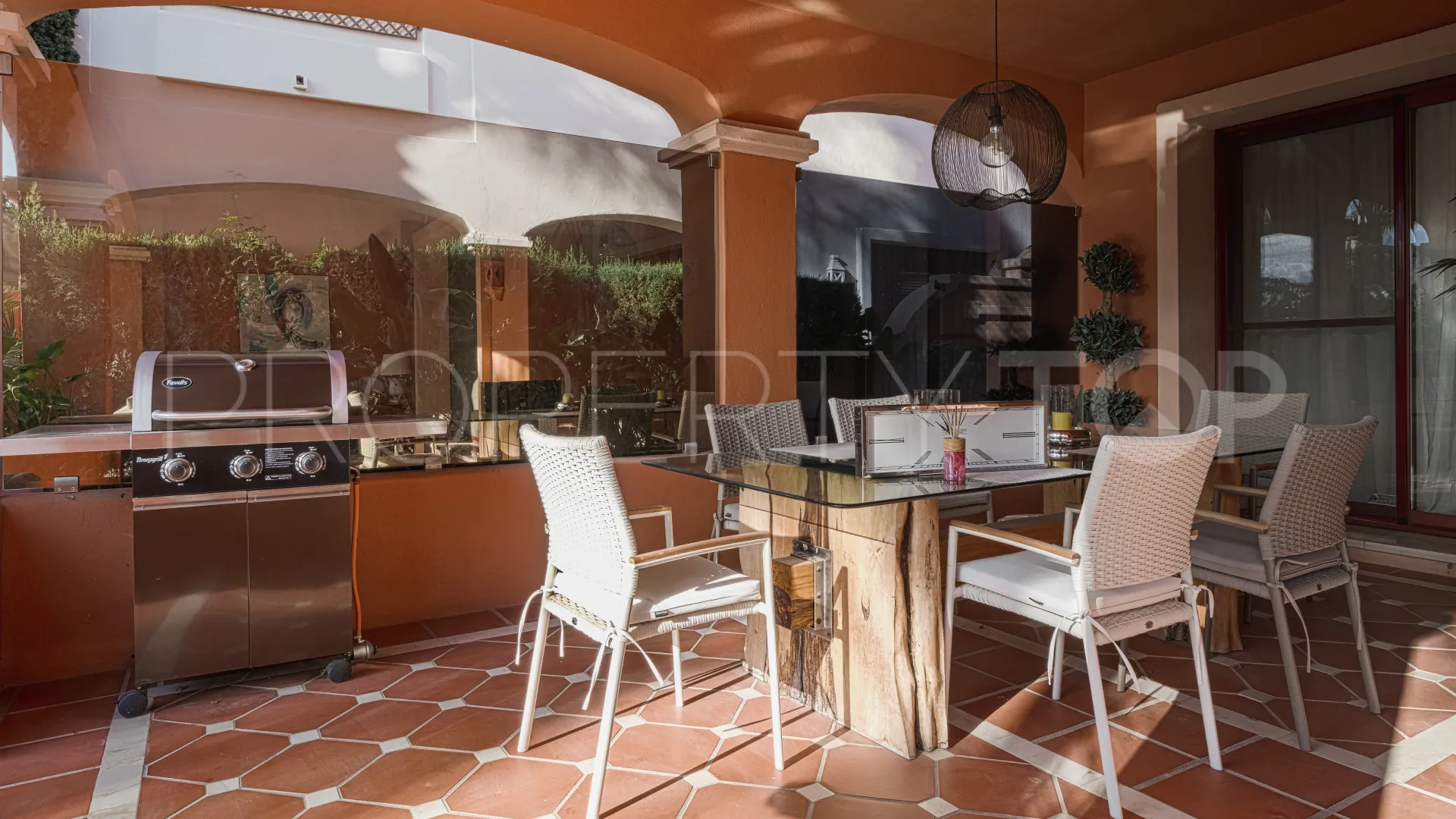 6 bedrooms semi detached villa for sale in Nueva Andalucia