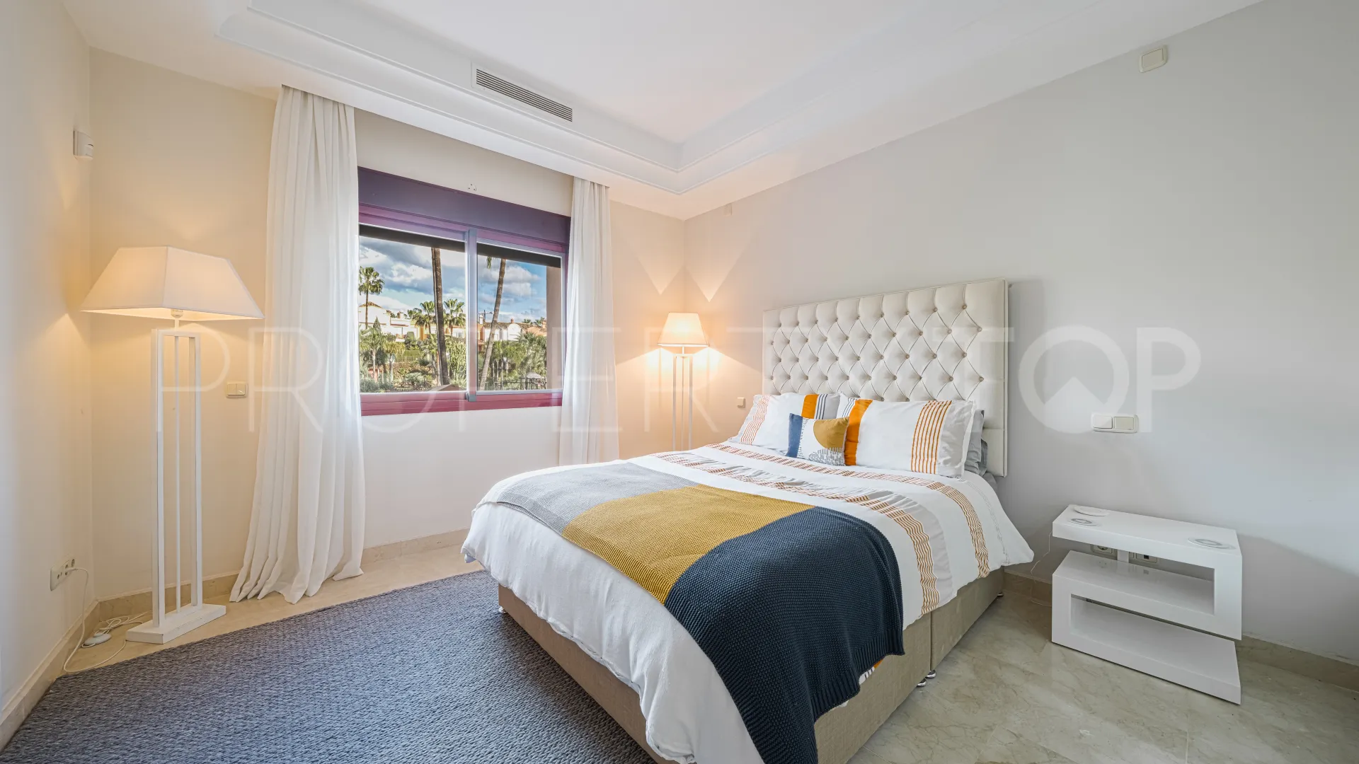 6 bedrooms semi detached villa for sale in Nueva Andalucia