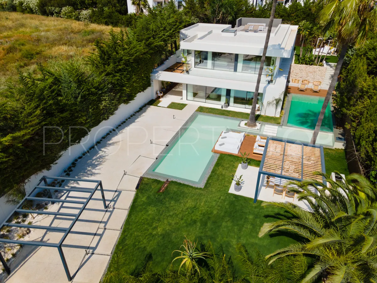 For sale villa with 4 bedrooms in Nueva Andalucia