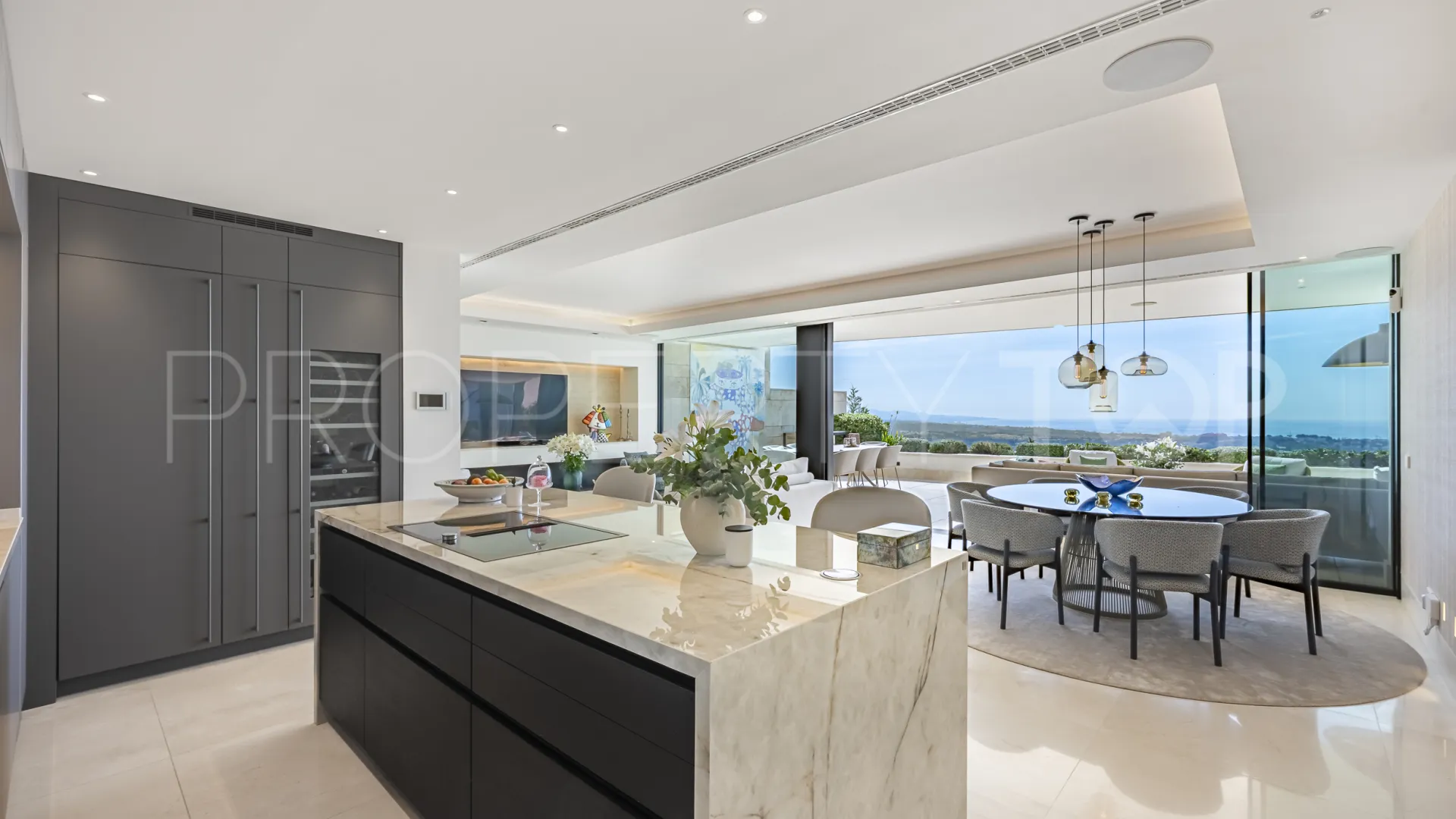 For sale 3 bedrooms apartment in Grand View