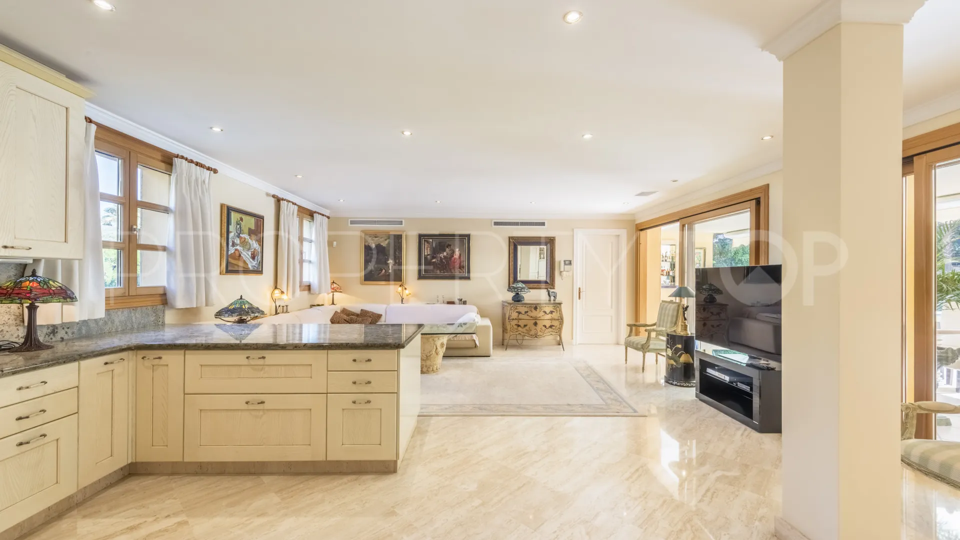 5 bedrooms villa in Las Brisas for sale