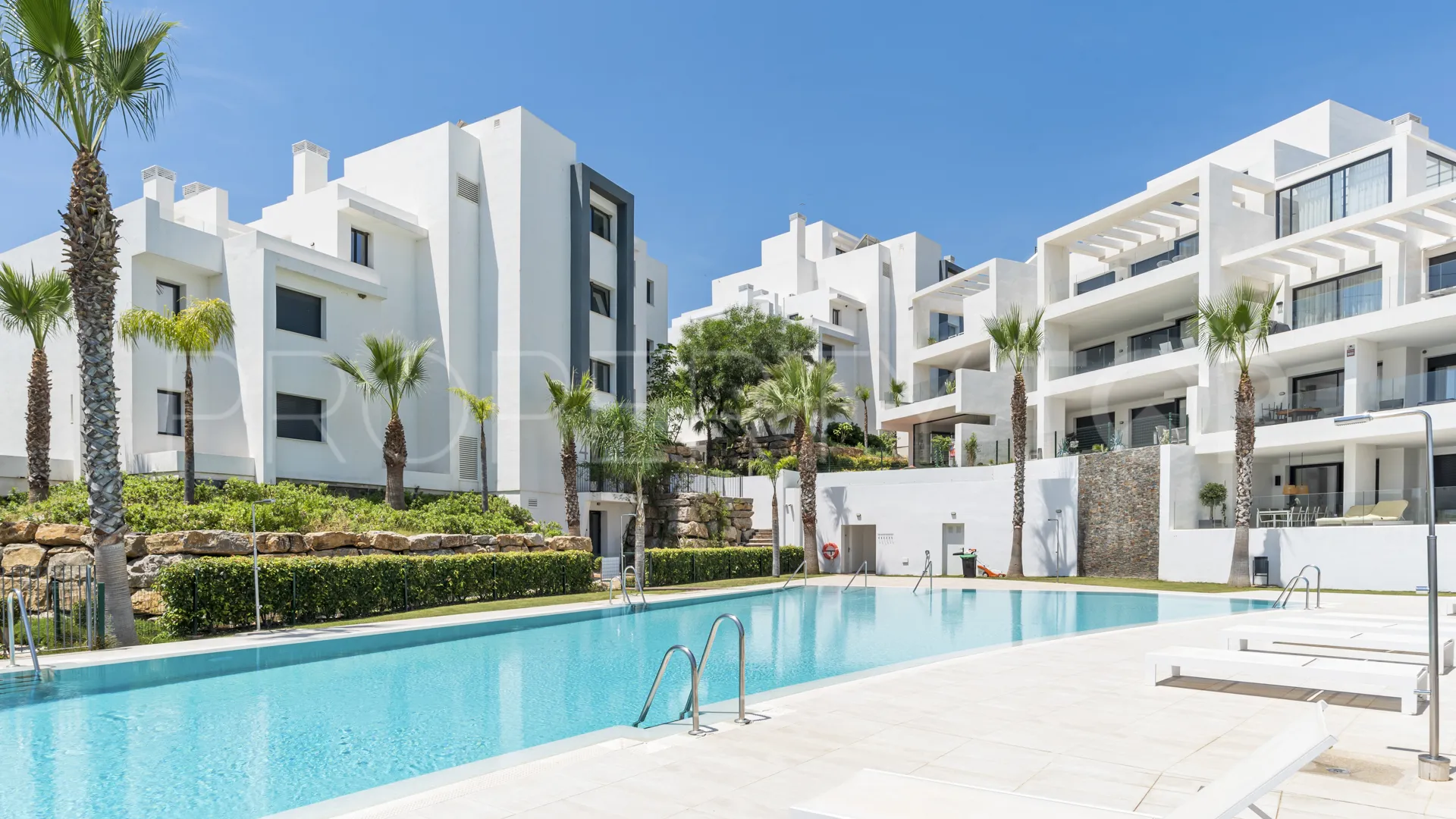 For sale ground floor apartment in Estepona Golf