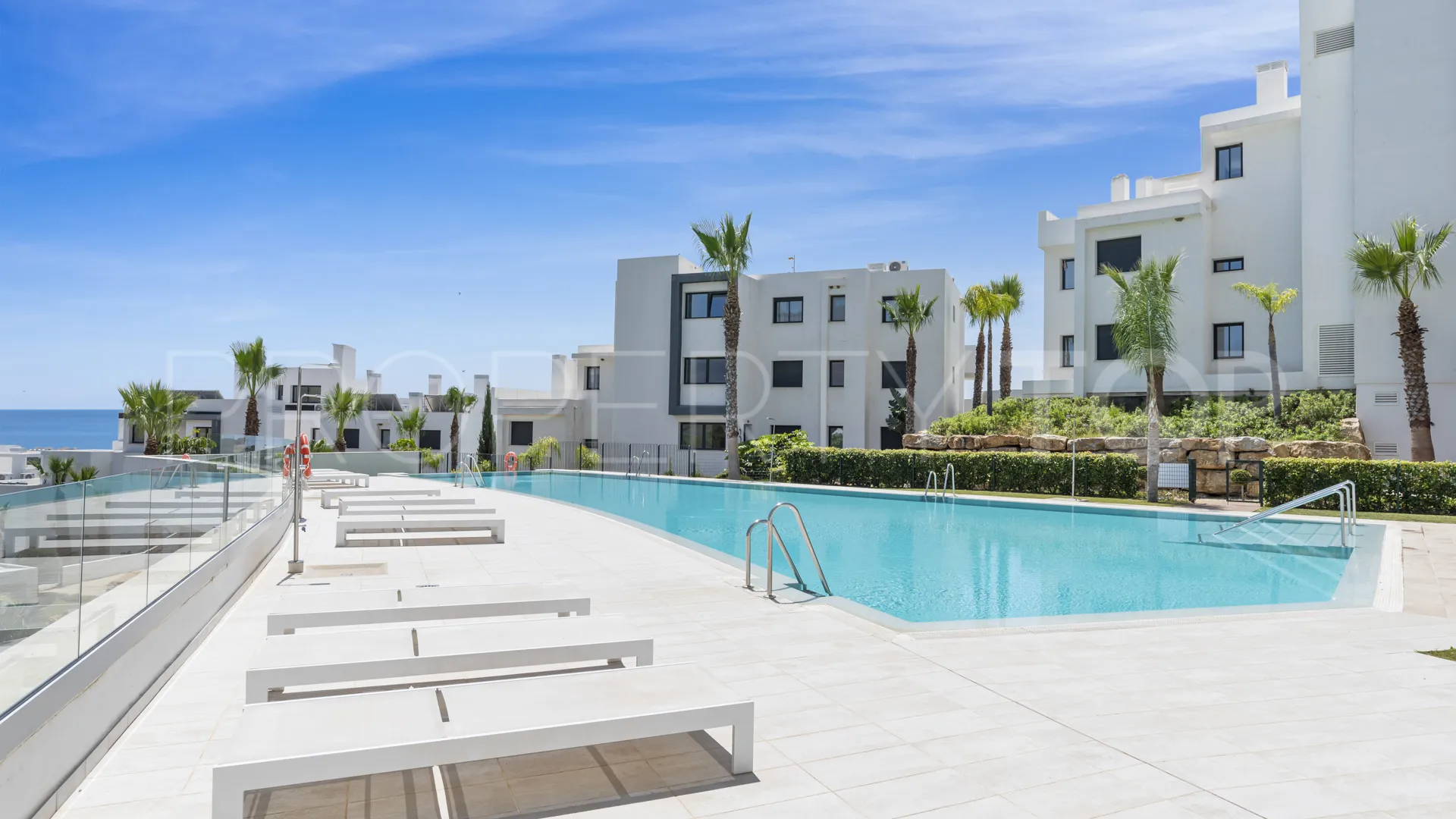 For sale ground floor apartment in Estepona Golf