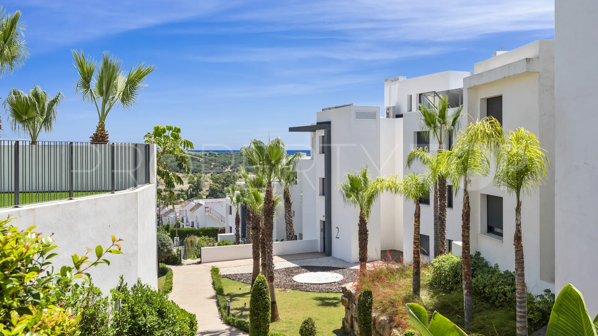 For sale ground floor apartment in Estepona Golf