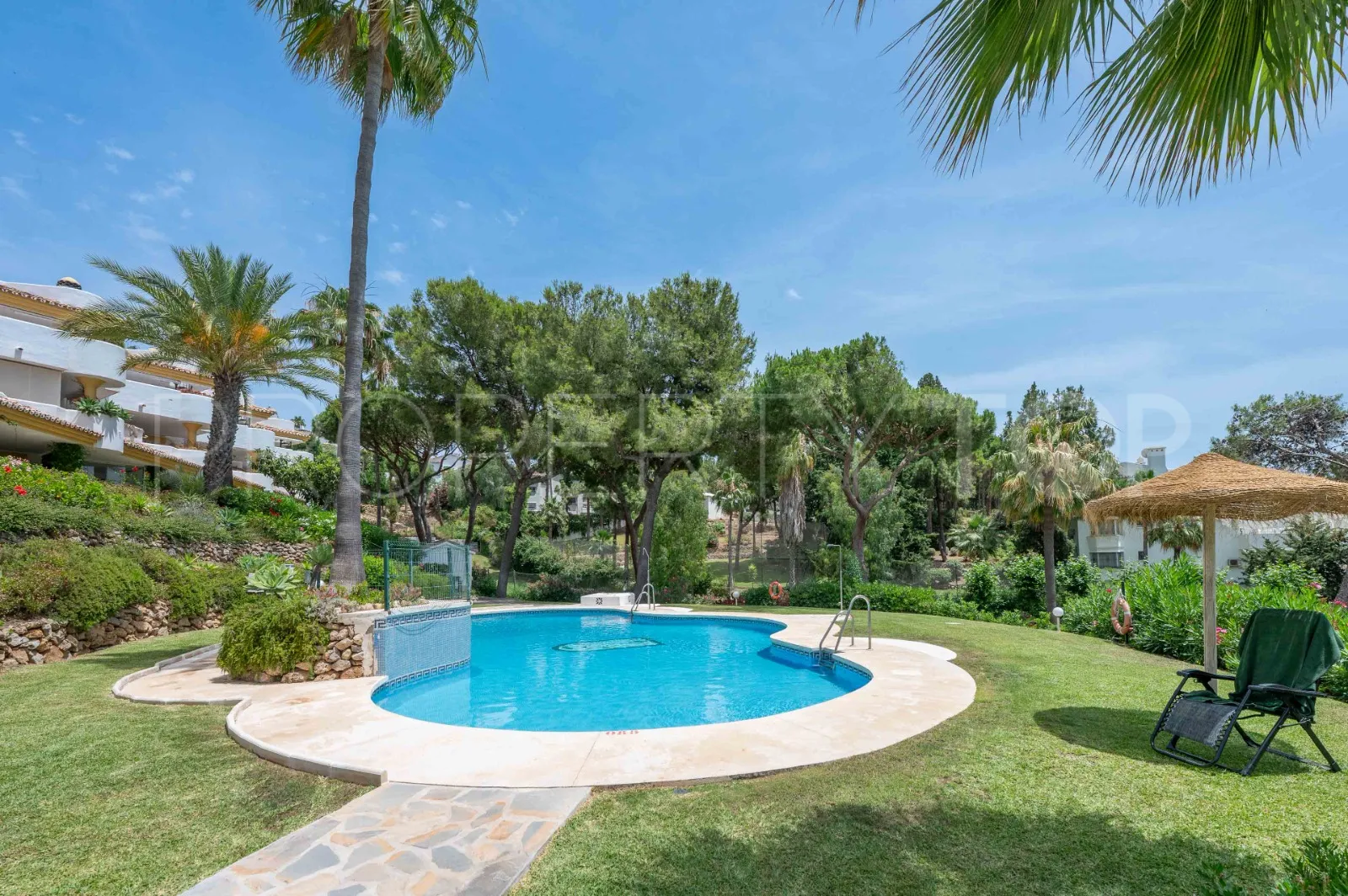 Duplex penthouse in Sitio de Calahonda for sale