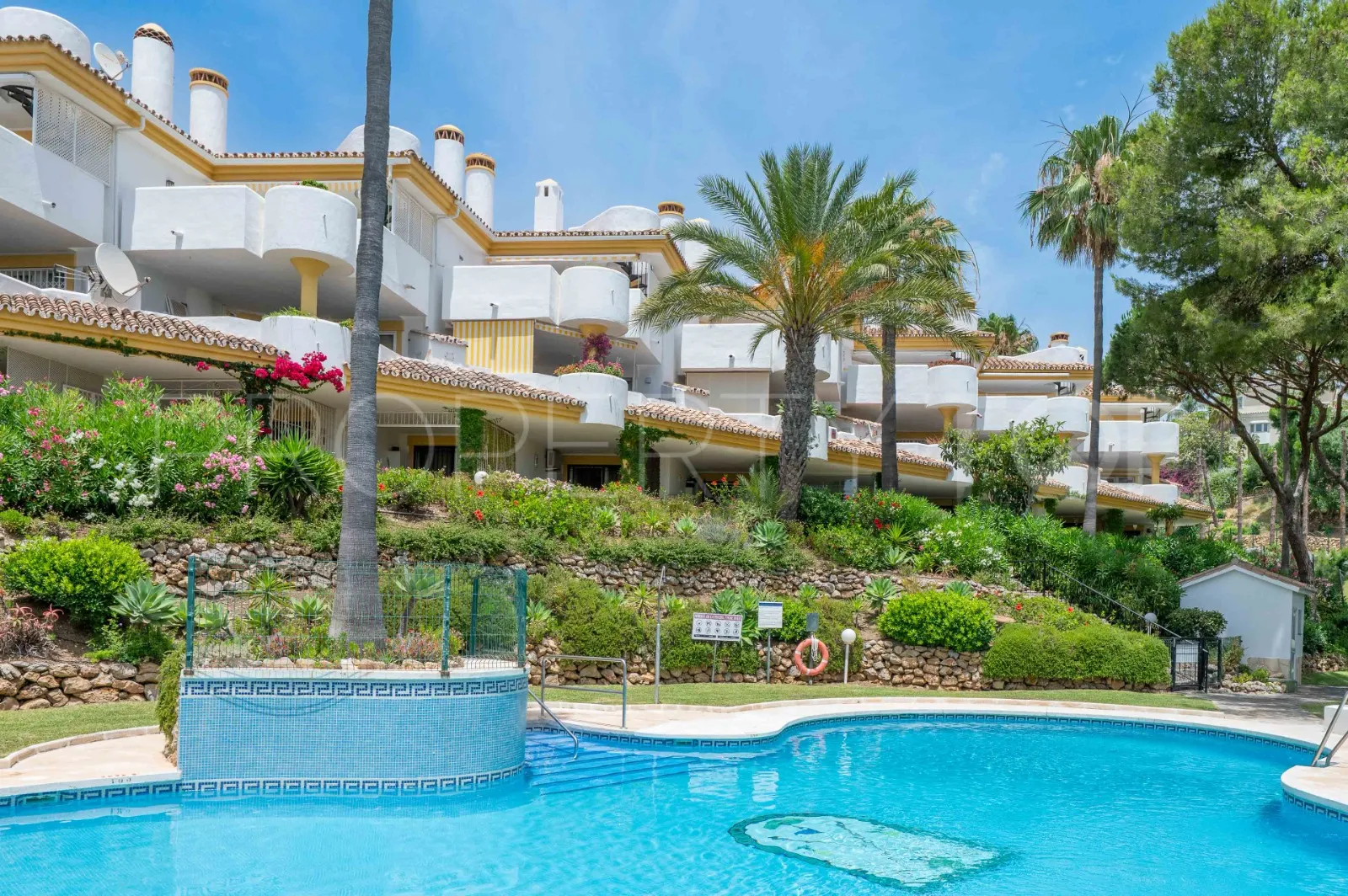 Duplex penthouse in Sitio de Calahonda for sale