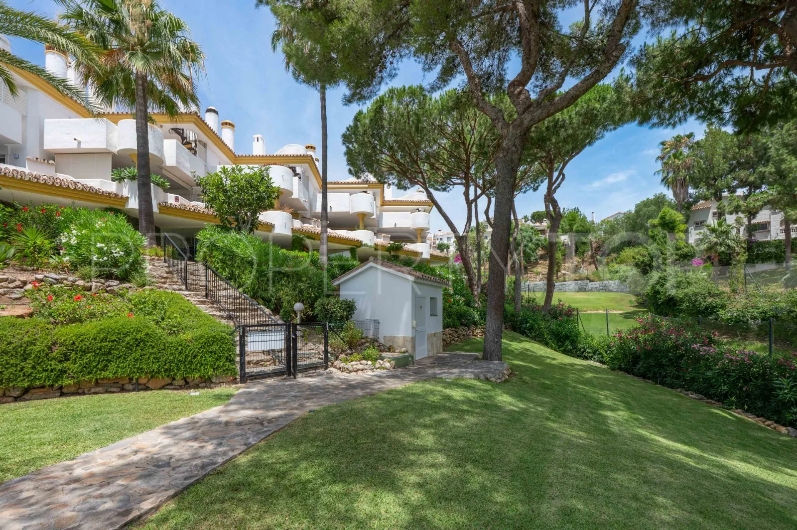Duplex penthouse in Sitio de Calahonda for sale