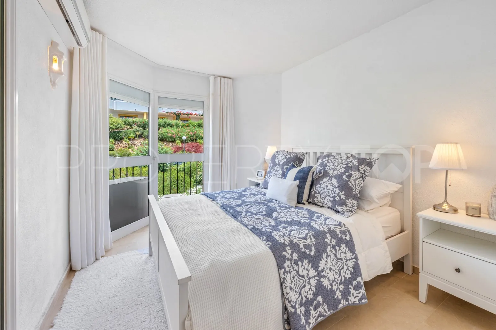 Duplex penthouse in Sitio de Calahonda for sale
