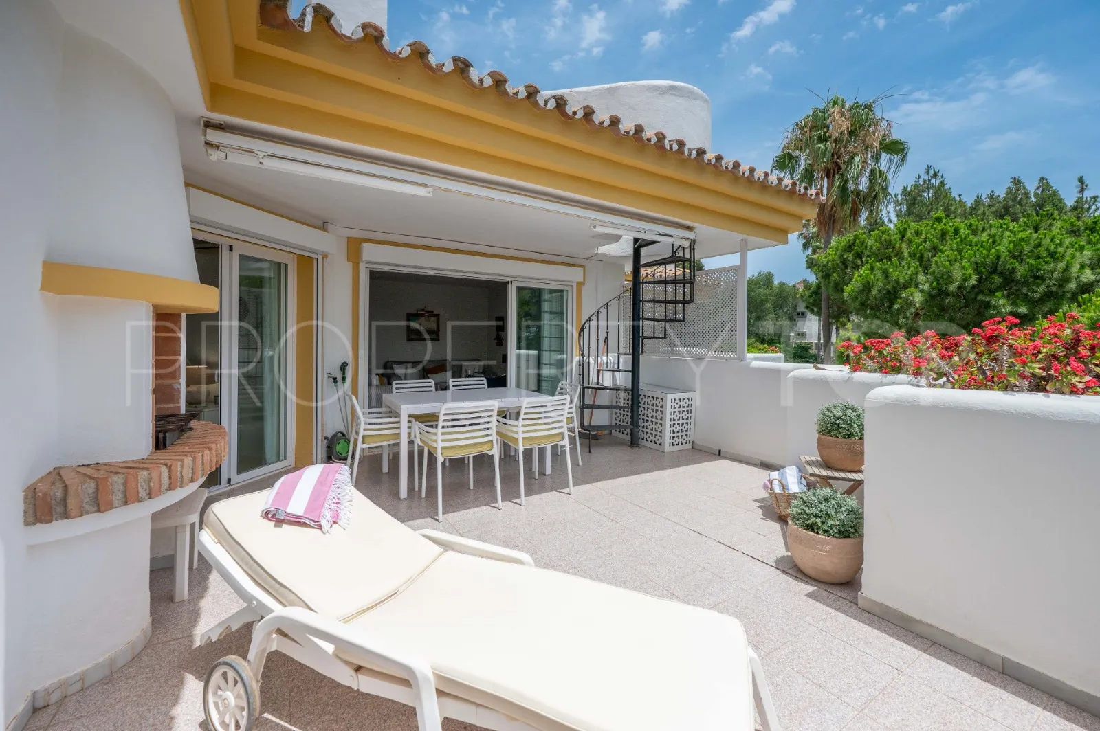 Duplex penthouse in Sitio de Calahonda for sale