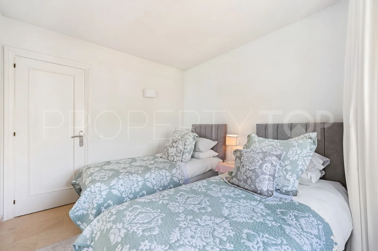 Duplex penthouse in Sitio de Calahonda for sale