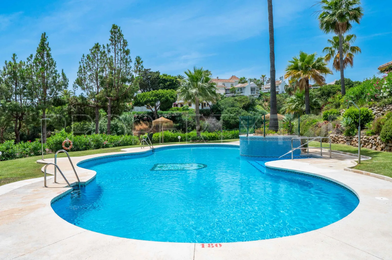 Duplex penthouse in Sitio de Calahonda for sale