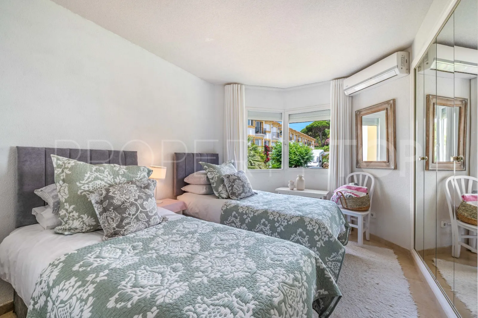 Duplex penthouse in Sitio de Calahonda for sale