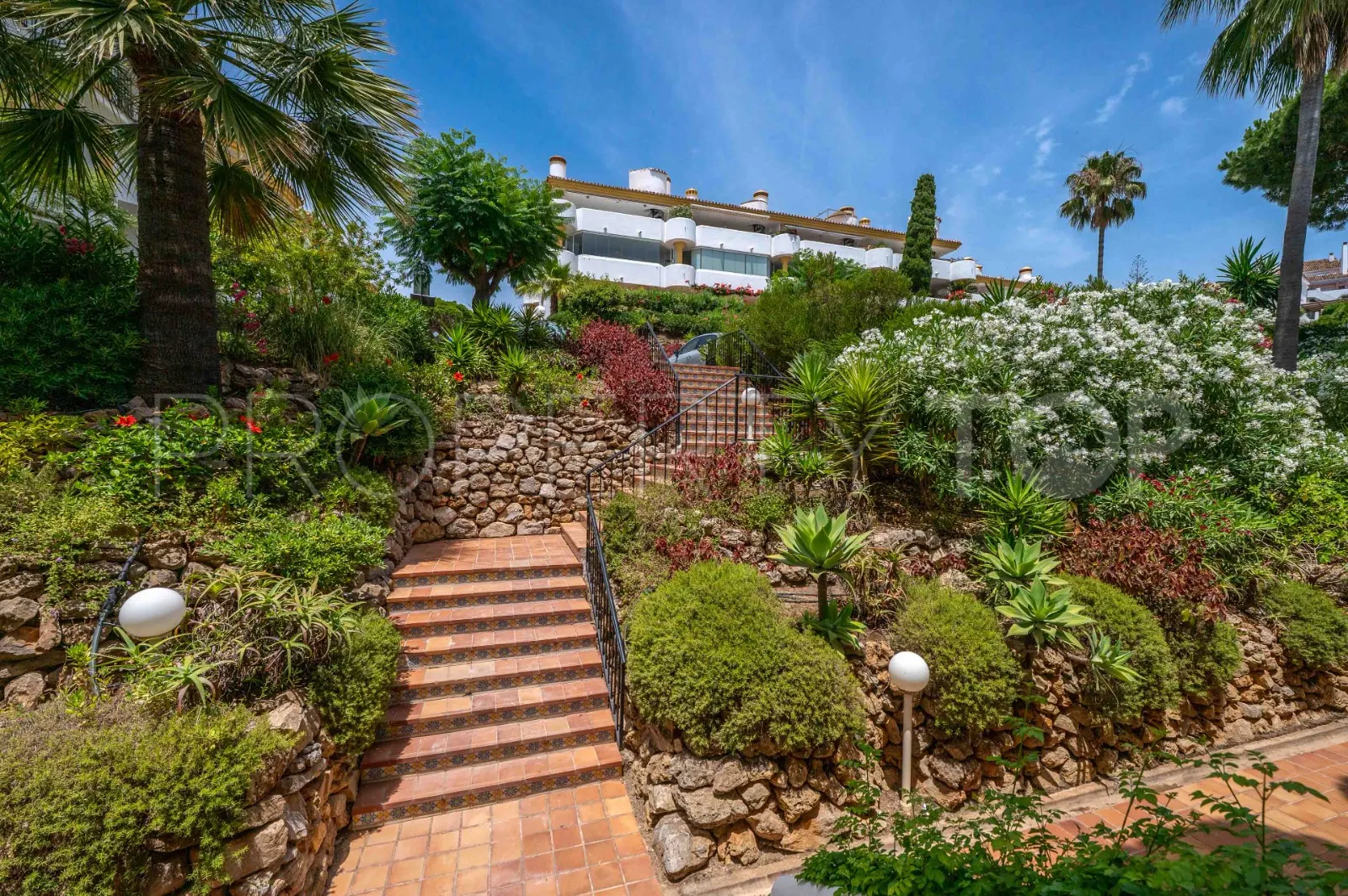 Duplex penthouse in Sitio de Calahonda for sale