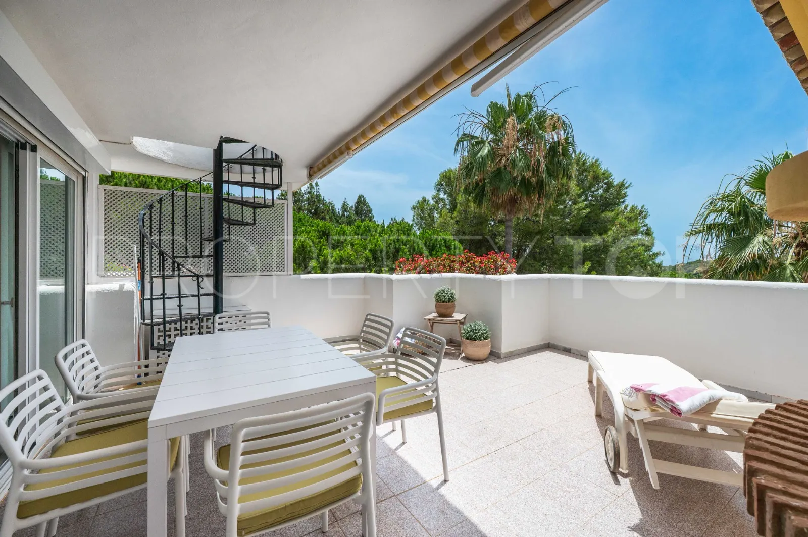 Duplex penthouse in Sitio de Calahonda for sale