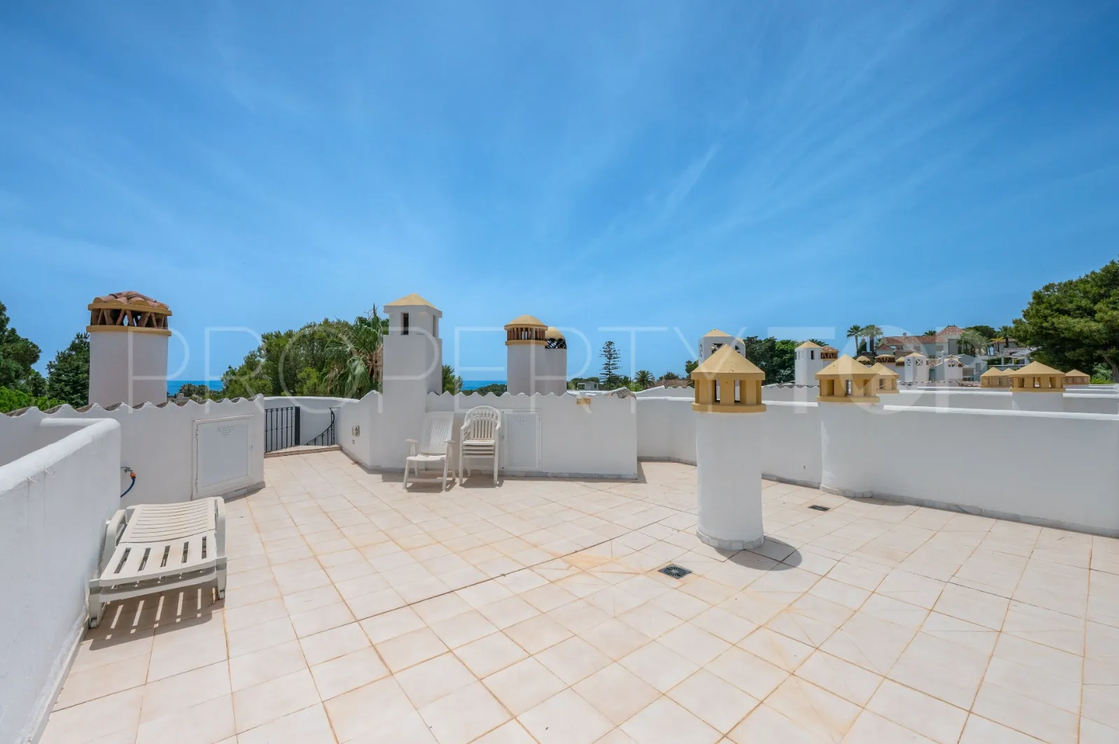 Duplex penthouse in Sitio de Calahonda for sale
