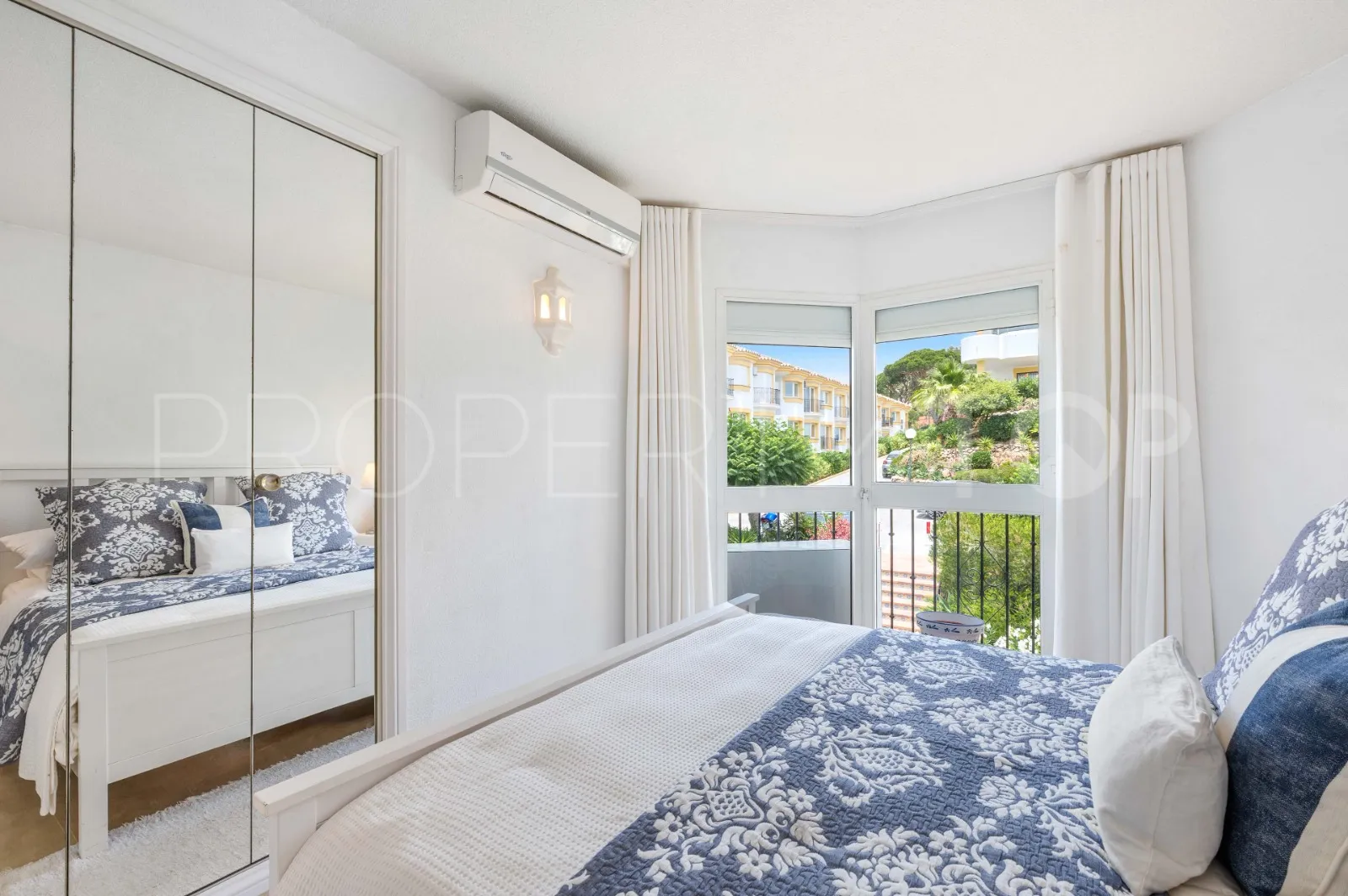 Duplex penthouse in Sitio de Calahonda for sale