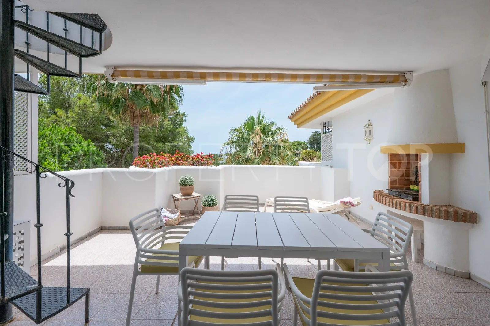 Duplex penthouse in Sitio de Calahonda for sale
