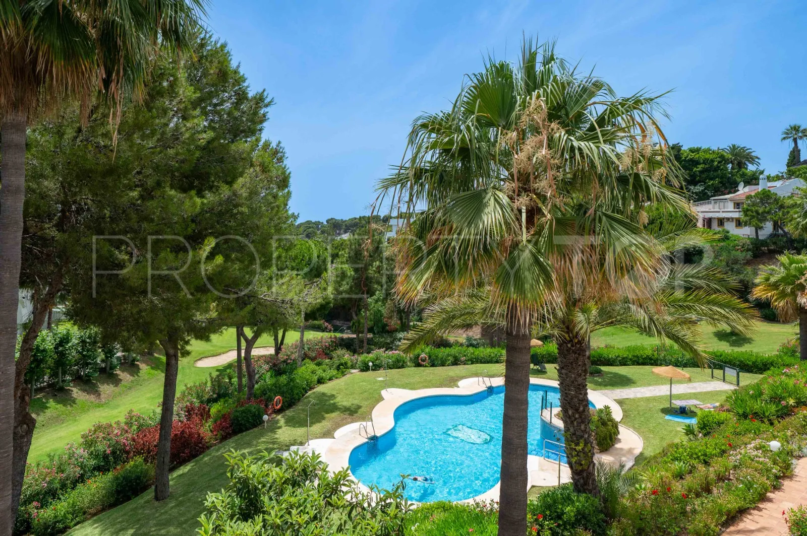 Duplex penthouse in Sitio de Calahonda for sale