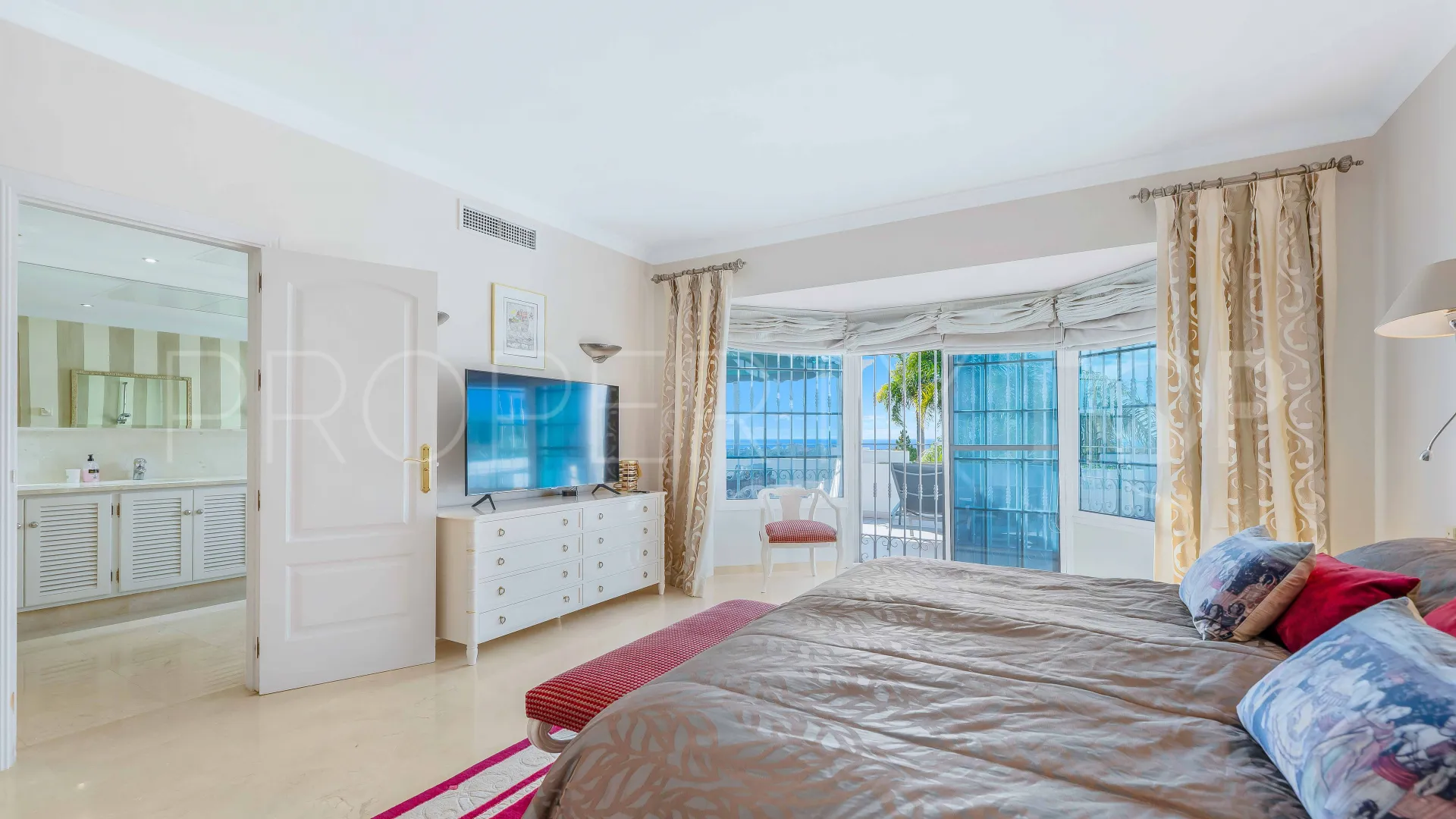 For sale house in Elviria with 5 bedrooms